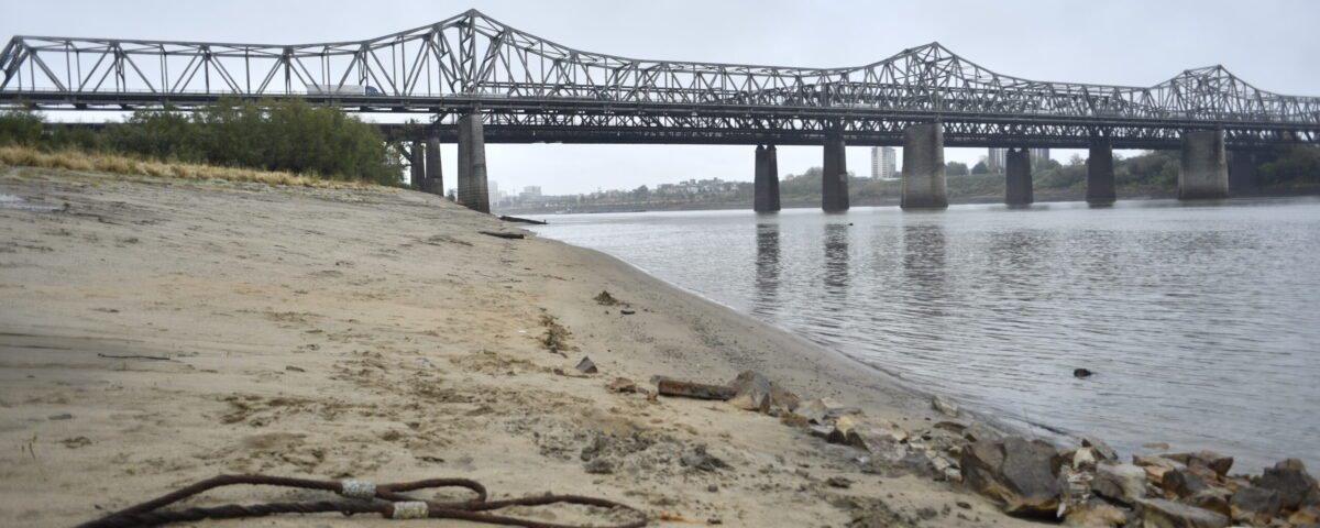 Drought shrinks Mississippi River, threatens to disrupt U.S. food exports